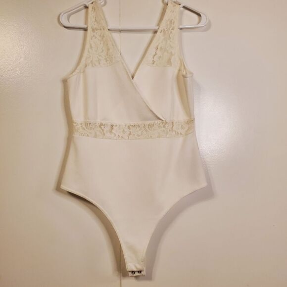Guess white top - Picture 1 of 7